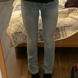 Boot cut jeans  - Köpte för flera år sedan men är i bra skick och inga defekter. De är ganska små i storleken då de är väldigt tajta på mig (är 158 cm och har vanligtvis xs/xxs). De sitter under naveln, ganska höga i midjan. Skriv för fler bilder eller info!