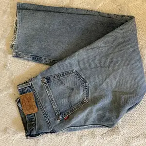 Levis jeans! Sjuuukt fina❤️‍🔥 Skulle säga att dom är i w27-28.