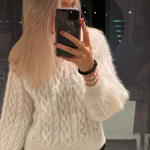 Stickad tröja - En vit stickad tröja från NA-KD som är köpt förra vintern men har endast använt ca 3 gånger Säljer för 140 + frakt. Nypris: 359kr Skriv till mig för mer info💕 