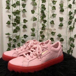 Adidas Sleek Pink Red - Jag fick dessa skor 2019, men endast använt dem en gång på grund av att det inte är min stil. Nyskick. :)