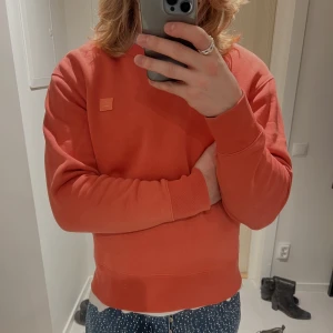Acne sweatshirt - Acne sweatshirt i färgen korall. Superfint skick. Säljer pga för liten. Passar small och medium