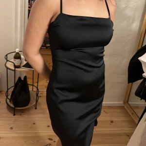 Svart satinklänning strl S - Svart satinklänning i fint skick strl S, snurr slits Bra kvalitet, lägger sig fint pris diskuterandets  Köpare står för frakt / mötas i Uppsala Säljer mycket, vid köp av fler plagg kan paketpris fixas