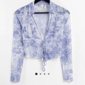 Genomskinlig blus - Lite bustierblus med blått tryck, säljer pga för liten, men ändå stretch! Från asos, tror använd 1 gång! Nypris 269!