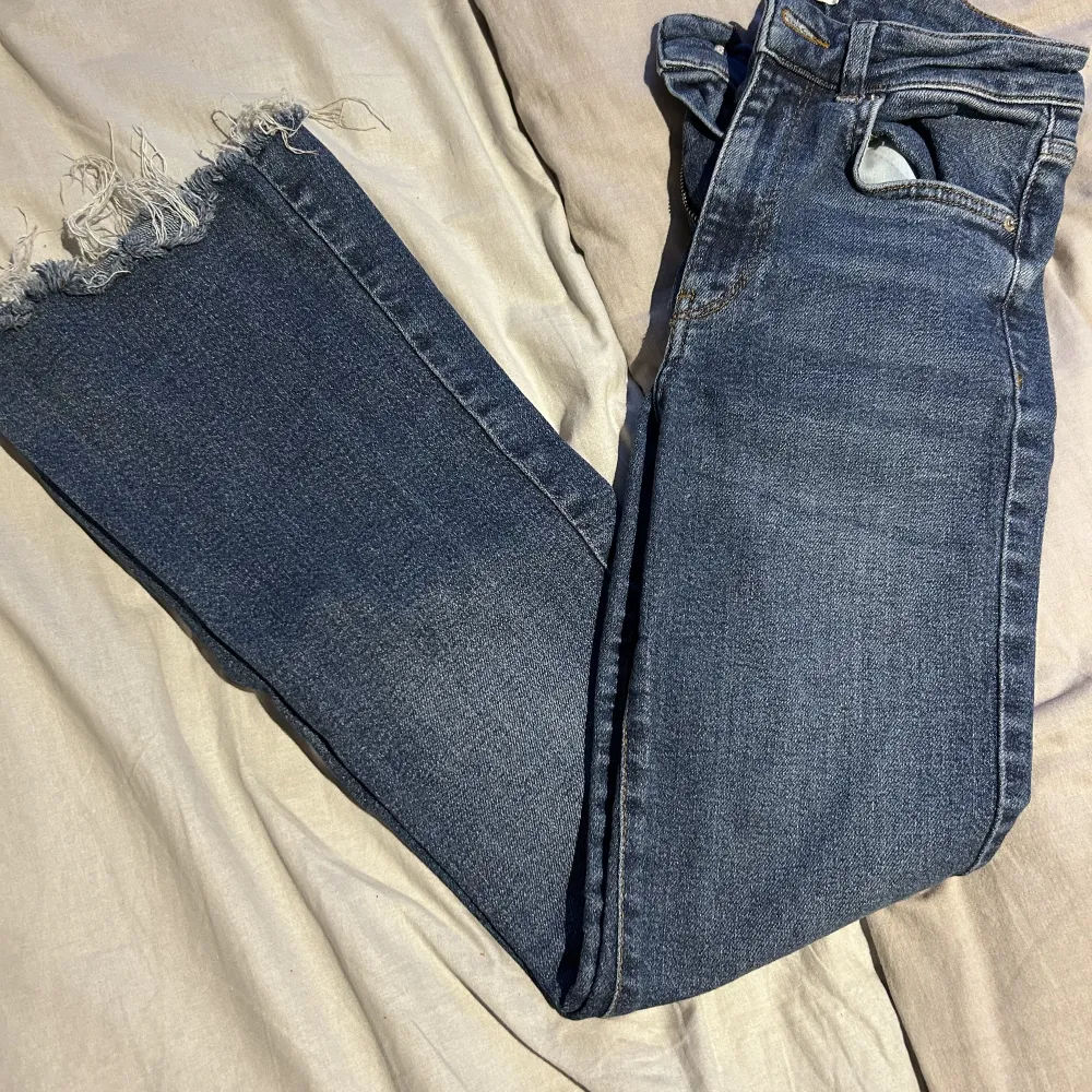 Utsvängda Jeansbyxa från Gina tricot. Sparsamt använd. Inga repor eller skador. Jag själv är 156/157 cm och längden är perfekt om man vill att den ska ända ner till marken. . Jeans & Byxor.