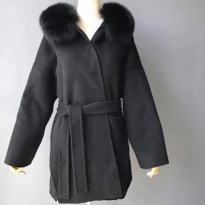 Päls kappa - Sälja denna fina kappan med päls krage, inte använt den så mycket. Säljer den för att jag inte använder den så mycket. Det är en kort modell, man kan ta bort pälsen på luvan. 