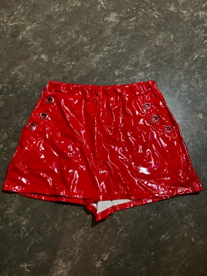Lackshorts, helt nya - Oanvända lackshorts i strl xs🥰