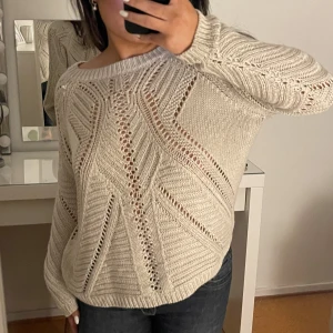 Stickande tröja - Gullig stickande tröja som passar perfekt till allt! Har strl 38, sitter lite baggy på mig!