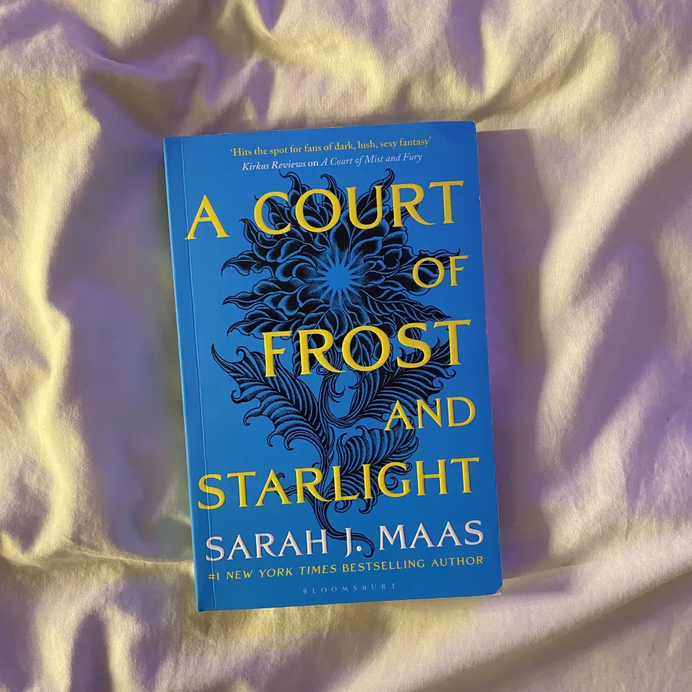 Säljer A Court of Frost and Starlight för 75 kr. Inget fel på boken eller några skador. Aldrig blivit läst. Hör av dig om du är intresserad av mer än 1 bok eller hela boxsetet :) (köparen betalar själv för frakt) . Övrigt.
