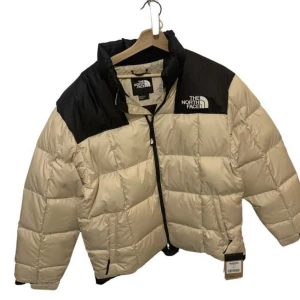 Äkta the north face jacka - säljer tyvärr min gamla northface jacka då den inte kommer till användning. Den är i storlek S men oversized. Dåliga bilder men kan ta bättre ifall du är intresserad.  Pris kan diskuteras och köparen står för frakten❤️