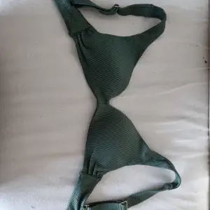 Militärgrön ribbad bikini överdel i skorlek XS med lite Push up.