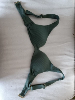 Bikini överdel  - Militärgrön ribbad bikini överdel i skorlek XS med lite Push up.
