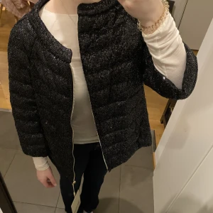 Herno jacka  - Säljer även denna ursnygga jacka från Herno jacka, svart med paljetter som passar perfekt till utekvällar😍 Också 38 men ser ursnygg ut på mig som har 36-38. Säljer då jag fick den i present å har ingen användning av den💕