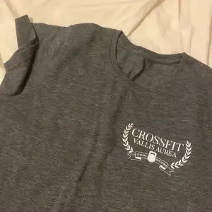 Skit snygg tränings t-shirt ifrån Crossfit i grå ! Aldrig använd . Köpare står för frakt ! ❤️‍🩹