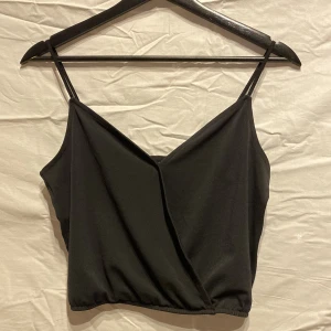 svart fint linne - super fint svart cropped linne med spets i ryggen!