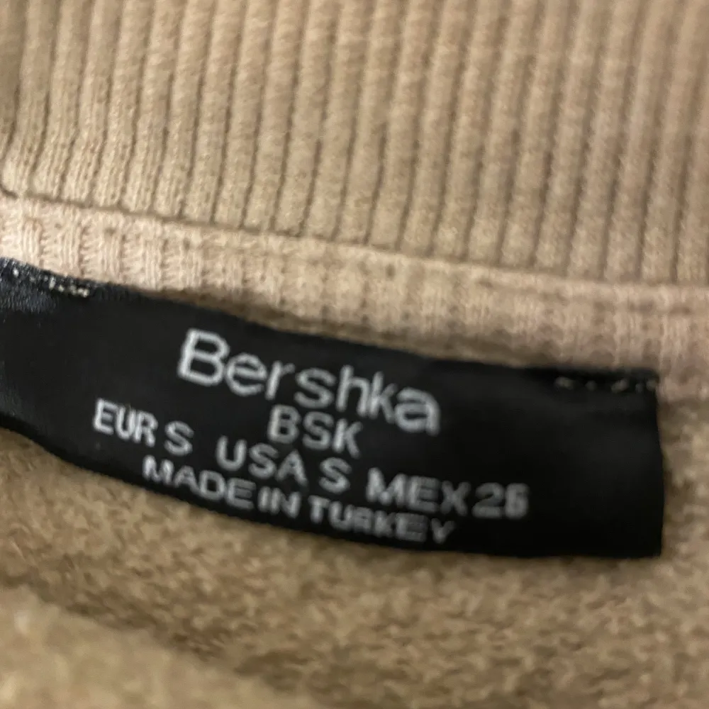 Jätte fin tröja från Bershka. . Hoodies.