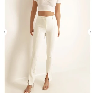 Beige pants  - Har ej använt, bara legat i garderoben🙂. Bra skick och passar med allt. Passformen är superduperbra😁. Vid frågor och funderingar, hör av dig🦋❤️