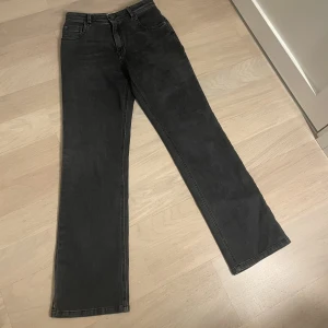 Mid waist jeans - Mid waist jeans från second hand, bra skick. Stl s