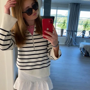 Stickad tröja med zip - Jätte bra skick, nypris 500kr