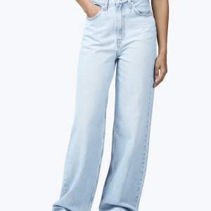 Fina Levis jeans modell ”high loose”, i fint skick. Tvättas självklart innan köp.