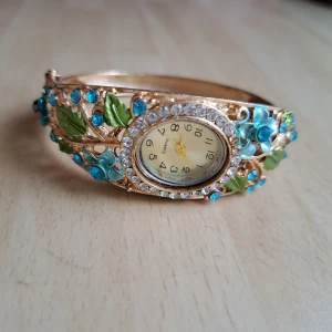 Bling bling - Klocka 🌹 - Hej alla glada 🌹 Här har jag en jättefin klocka med en massa Bling 🌹Det enda som behövs är ett batteri 🌹 Pris 15 plus frakt 16 kr 🌹 Kontakta mig innan köp 🌹 Anki 🌹