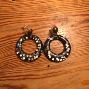 Glittriga örhängen  - Aldrig använda 