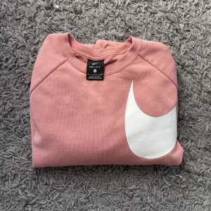 Nike collagetröja - Knappt använd Nike collagetröja! 