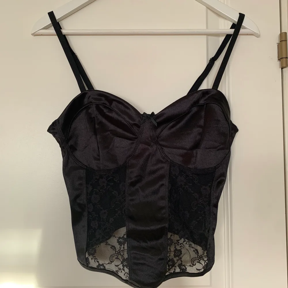 Svart korsett/bustier topp från H&M köpt här på Plick som tyvärr var för stor för mig. Jag har vanligtvis XS/S och denna M passade därför tyvärr inte. Helt oanvänd av mig, lappar kvar. Säljer för 99kr+frakt. Toppar.