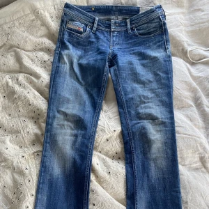 Lågmidjade diesel jeans - Superfina jeans från diesel. Jag är 161 o de sitter bra på mig. Midja 36 cm, innerben 74. 300kr + 69kr frakt. 