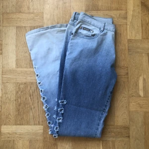 Baggy bootcut jeans  - Bootcut jeans som jag säljer eftersom de är för stora för mig. De är fadeade och har fransiga hål längst ytterkanterna =supercoolt  