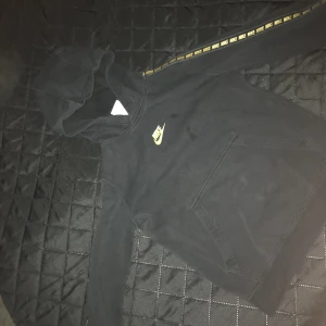 Nike hoddie  - Svart luvtröja i Nike  Stl 128-134