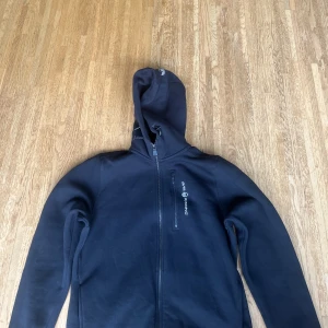 Säljer - Säljer min sail racing hoodie. Det finns katt i hemmet. Använd 2-3 gånger. Fick i julklapp för 1 år sen. Bra sick. Passar både tjej och kille. Den är i storlek 176. Om priset inte passar så kan vi komma överens om ett pris:)