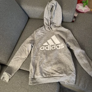 Adidas tröja  - Grå Adidas tröja stolek m. Kostar 80 kr. Använt 1 gång.