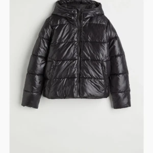 Svart puffer jacka  - Säljer denna snygga jacka från h&m då den inte kommer till användning.❤️   Inga skador eller liknande på jackan. Köparen står för frakten. 📦❤️  Kontakta för fler bilder! (Pris går att diskutera) 