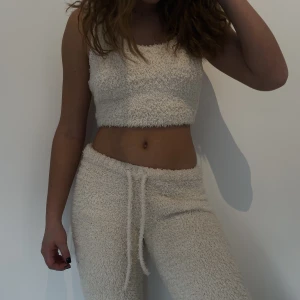 Mjukis set - Krämvit mjukis set från H&M, knappt använt. (Nypris topp 149kr byxor 249kr)💗byxor: XS topp: S (Köparen står för frakten)