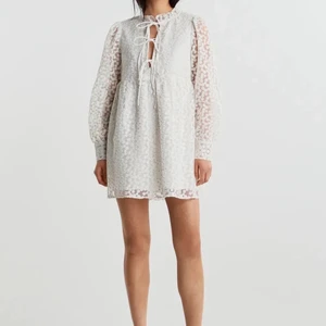 Dea Dress, Gina Tricot  - 🌼Populära och SLUTSÅLDA klänningen från Gina Tricot! Perfekt till student, avslutning eller liknande. 🌼 