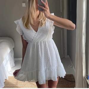 Lånade bilder av Lova Widerberg!💗 Säljer denna klänning som är köpt på plick eftersom jag hittat en annan till studentdagen! Frakt står köpare för❤️