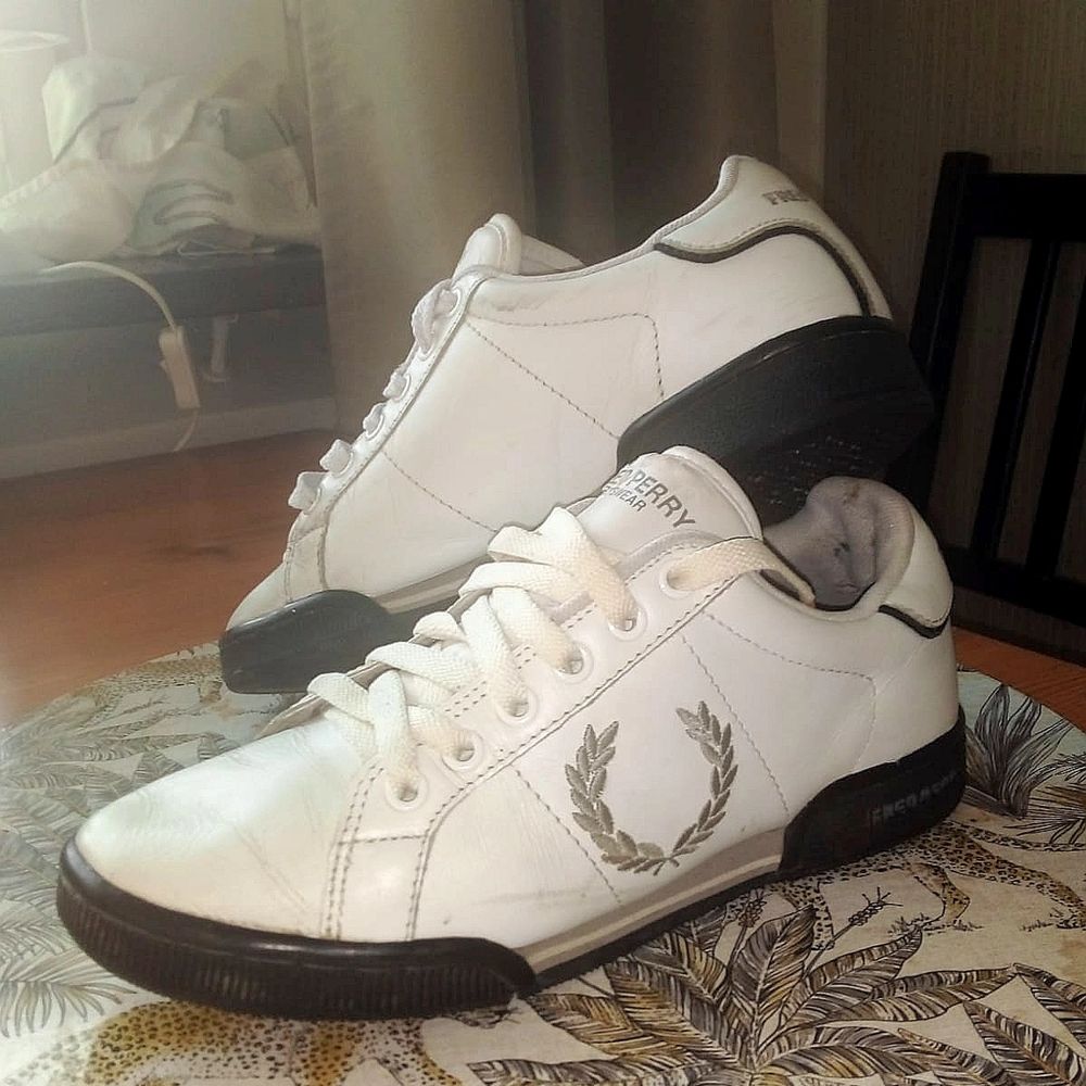 Slutsålda Fred Perry Sneakers köpta för 1.279:-. (SLUTSÅLDA) Använda ett par gånger men i mycket fint skick. Storlek: 37 . Skor.