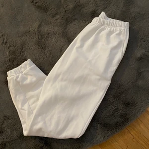MJUKISBYXOR  - Sköna mjukisbyxor från Lager157 i nyskick. Hela och rena! Storlek S med resår i midjan 🥰