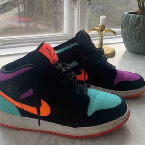 Jordan mid - Säljer ett par sparsamt använda Jordans i storlek 40. Sitter bra på mig som har storlek 40 i vanliga fall. Hör av er vid fler bilder eller frågor💕