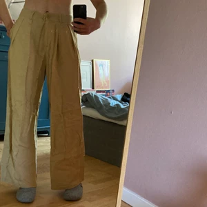 Beiga byxor från weekday  - Superhärliga byxor från weekday i gott skick. Har sytt några stygn i midjan för att göra de lite mindre men det kan lätt sprättas upp! Kan mötas upp i Göteborg eller frakta mot betalning❤️