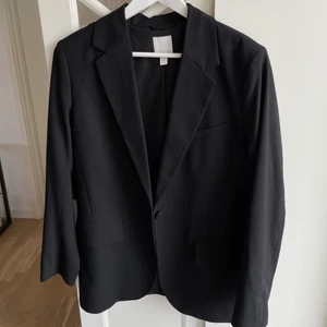 Svart oversize kavaj - Svart kavaj från H&M, som ny! Storlek S men stor i modellen. 200 med frakt🤍