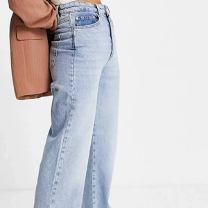 Vintage blåa Stradivarius - Köpta från ASOS, oanvända strl 38 med slit vid benen. Sitter nice vid låren sedan lite baggy nedanför 