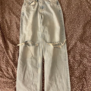 Ljusblå jeans - Ljusblåa jeans från ginatricot. Aldrig använda då det var för små. Köparen står för frakten. 