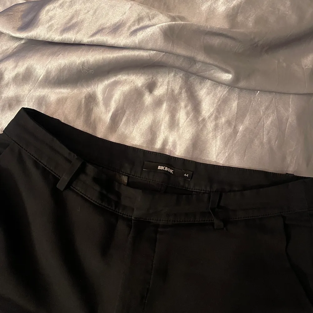 Kostymbyxor från bikbok, kommer inte till användning längre🤍, passar en L🤍. Jeans & Byxor.