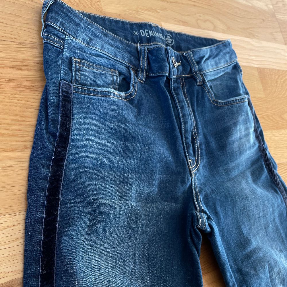 Nya jeans från Kappahl. Strl 36🌷 •Endast provade och upptvättade. Mycket fina •Storlek 36. Normala i storleken •Pris: 50 kr. Nypris:399 kr 🚫Djurfritt och rökfritt hem 📍Kan mötes upp i Mölnlycke 📬Kan skickas mot fraktkostnad (66 kr) . Jeans & Byxor.