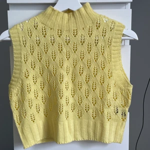 Gul stickat topp - En stickad väst