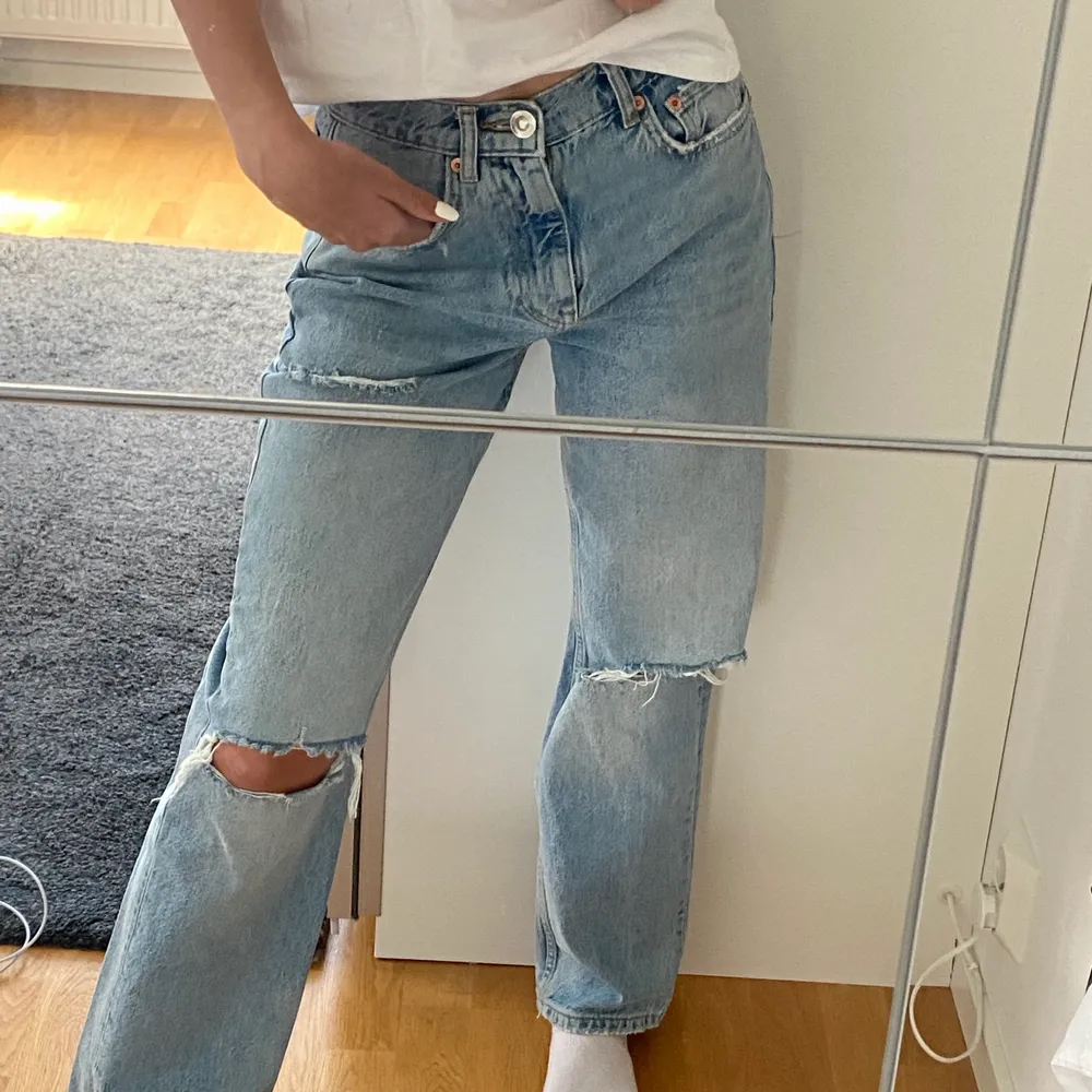 Ett par ljusblåa jeans ifrån Gina Tricot! Jeansen  är i bra skick, använda få gånger! Byxorna är i storlek 34 och jag är ungefär 1,63 och de är bra i längden på mig men de passar nog bra om man är lite kortare eller längre än mig också.. Jeans & Byxor.