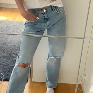 Ett par ljusblåa jeans ifrån Gina Tricot! Jeansen  är i bra skick, använda få gånger! Byxorna är i storlek 34 och jag är ungefär 1,63 och de är bra i längden på mig men de passar nog bra om man är lite kortare eller längre än mig också.