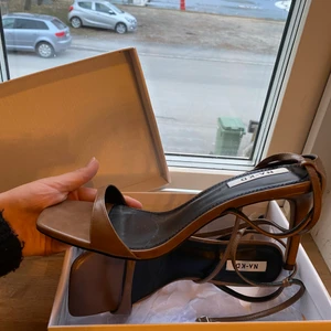 Klackskor - Jättefina oanvända bruna klackskor, dessa är i storlek 41 då jag upplevt skorna som små i storleken, brukar ha 40