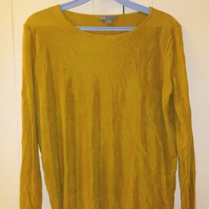 Tunika - Gul Tunika i ovanlig design.             Storlek S/M.  Tröjan är sparsamt/sällan använd dock i fint skick. Skönt material. Fler bilder kan skickas vid intresse 🛍️ 📦🌺